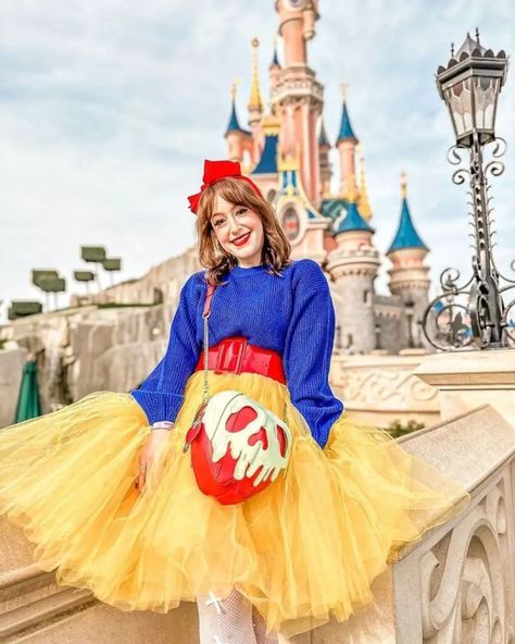 6 Cheerful Snow White Disneybound Outfit Ideas - That Disney Fam Snow White Inspired Outfit Casual, Disneybound Snow White, Snow White Bounding, Snow White Disney Outfit, White Disney Outfit, Snow White Outfit Ideas, Winter Disneybound, Snow White Inspired Outfit, Disneybound Outfits Summer