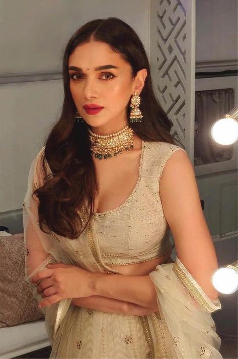 Emerald Choker, Aditi Rao Hydari, Emerald Jewellery, Aditi Rao, Indian Bride Outfits, Indian Fashion Saree, Indian Dresses Traditional, Traditional Indian Outfits, Indian Bridal Fashion