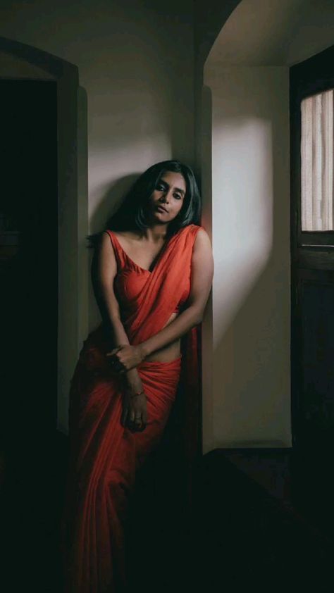 Saree Modelling Poses, Red Saree Photoshoot Poses, Saree Poses Indoor, Saree Indoor Photoshoot, Model Photoshoot Ideas Indoor, Indoor Saree Photoshoot Ideas, Hot Photoshoot Ideas Model, Saree Photoshoot Poses At Home, Red Saree Photoshoot