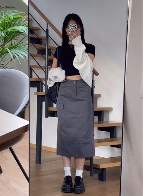 Long Grey Skirt Outfit Summer, Gray Cargo Skirt Outfit, Long Black Cargo Skirt, Grey Midi Skirt Outfit, Grey Cargo Skirt Outfit, Maxi Cargo Skirt Outfit, Grey Skirt Outfit Korean, Cargo Midi Skirt Outfit, Long Grey Skirt Outfit