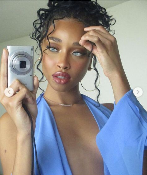 Idania Hopkin Camera Mirror Selfie, Digital Camera Selfie, People With Blue Eyes, Vibrant Eyes, Camera Selfie, Best Friends Aesthetic, Gorgeous Eyes, Dangerous Woman, Box Braids Hairstyles