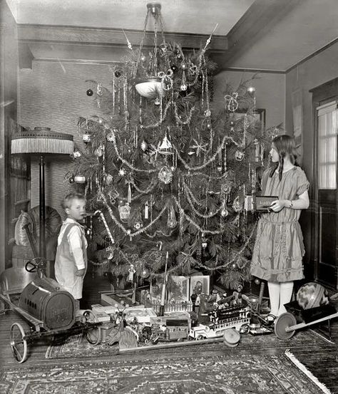 20 Great Vintage Christmas Photos From The Early 1900s – if it's hip, it's here 1920s Christmas, Barbary Coast, England History, Vintage Christmas Photos, Xmas Toys, Old Family Photos, What Is Christmas, Christmas Window, Christmas Past