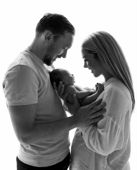 Couples Newborn Photoshoot, Newborn Couple Photography, Mom And Dad Newborn Pictures, Newborn And Mommy Pictures, First Family Photos With Newborn, Baby And Mom Photography, Indoor Newborn Family Pictures, Family Newborn Pictures At Home, Newborn Pics At Home