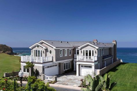 East coast meets west coast in this California beach house Luxurious Beach House, Elegant Coastal Decor, Coastal Exterior, California Beach House, Coastal Landscaping, Coastal Architecture, Coastal Bedroom Decorating, Luxury Beach House, Coastal Living Rooms