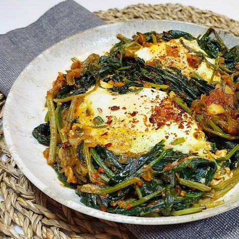 Ispanaklı Yumurta (Turkish Spinach & Eggs) Recipe https://resepmamiku.com/en/ispanakli-yumurta-turkish-spinach-eggs-wondernonieskitchen Spinach With Eggs, Spinach And Eggs, Pide Bread, Turkish Pide, Spinach Eggs, Spinach Egg, Garlic Olive Oil, Sauteed Spinach, Eggs Recipe