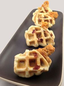 Sharing more for the "Oh Wow" factor more than anything else. The heat of this summer makes me queasy to think about eating it. LOL Maple Bacon Chicken and Waffle Wings made in the waffle iron Waffle Wings, Maple Bacon Chicken, Bacon Waffles, Dude Food, Waffle Iron Recipes, Banana Waffles, Bacon Chicken, Maple Bacon, Food Combining