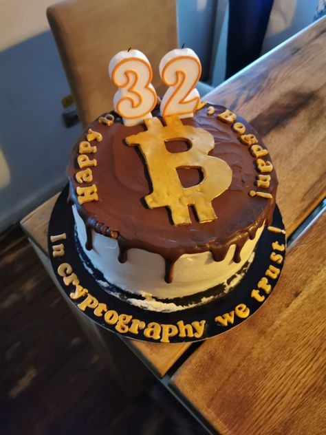 Bitcoin cake Golden Cake, Cake Decorating Techniques, Bitcoin Mining, Cake Ideas, Cake Designs, Party Time, Cake Decorating, Birthday Cake, Pastel