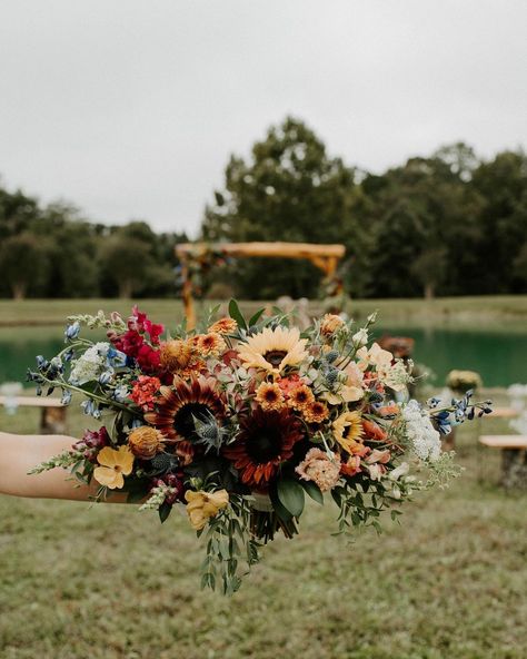 Fall Country Wedding Flowers, Sunflower Boho Bouquet, Wildflower Bouquet Sunflower, Dark Sunflower Bouquet, Wedding Colors Sunflower, Sunflower Wedding Arbor, Fall Wild Flower Wedding, Wedding Flowers Moody, Fall Wildflower Bouquet Boho Wedding