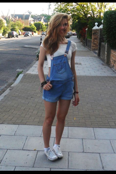 The lace crop top under the overalls is so cute! Overalls Shorts, Estilo Indie, Shorts Denim, Hipster Fashion, Indie Fashion, Alternative Rock, Soft Grunge, Inspiration Mode, Mode Inspiration