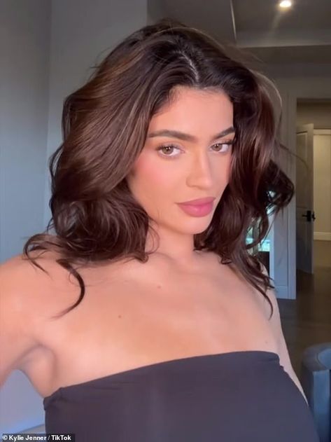 Kylie Jenner, 26, re-creates her old makeup look from seven years ago Kylie Jenner Haircut 2024, Kylie Jenner Curly Hair, Kylie Jenner Makeup Looks, Kylie Jenner Haircut, Kylie Jenner Makeup Look, Jenner Hair, Kardashian Makeup, Kylie Jenner Hair, Jenner Makeup