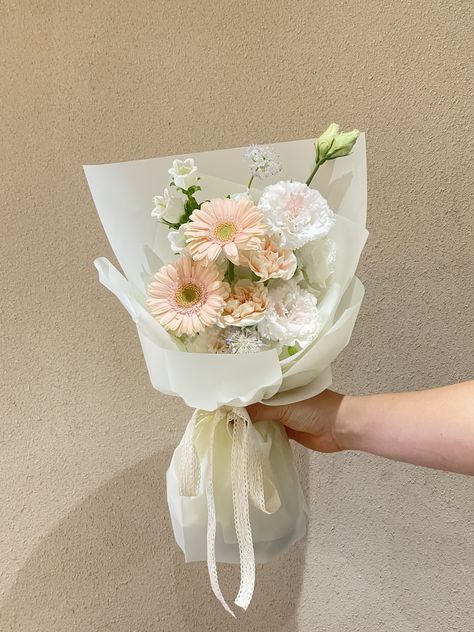 Cheap Flower Bouquet, Small Bouquet Of Flowers, Simple Bouquet, Graduation Bouquet, Diy Bouquet Wrap, Luxury Flower Bouquets, Gerbera Flower, Flower Bouquet Diy, Boquette Flowers