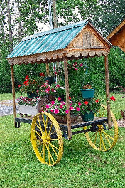 Flower Cart.  I wish I had this. Flower Cart Ideas, Flower Wagon, Farm Stand Ideas, Flower Carts, Vegetable Stand, Produce Stand, Wooden Cart, Old Wagons, Wagon Wheels