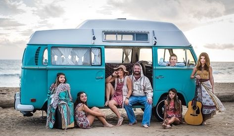 Vw Photoshoot, Vw Bus Photography, Vw Bus Photo, Pregnancy Photos Couples, Holiday Photoshoot, Family Picture Poses, Family Video, Vw T1, Vw Van