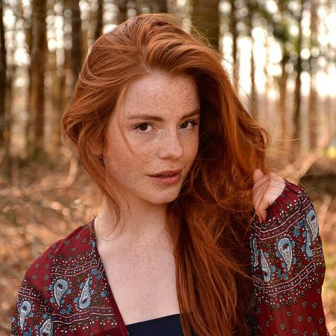 Felice <3 only the eyes Red Hair Brown Eyes, Red Brown Hair Color, Beautiful Freckles, Natural Red Hair, Red Hair Woman, Natural Redhead, Beautiful Red Hair, Ginger Girls, Long Red Hair