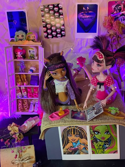 Diy Monster High Dollhouse, Monster High Doll Display, Monster High Display, Clawdeen And Draculaura, Doll Photoshoot, Nostalgic 2000s, Monster High Crafts, Monster High Dollhouse, Doll Customization