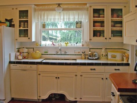 An Old-Fashioned World: Why the vintage? (part two) 1920 Kitchen, 1920s Kitchen, 1930s Kitchen, Tile Countertops Kitchen, Trendy Kitchen Tile, Bungalow Kitchen, Tile Countertops, Cottage Kitchens, Row House