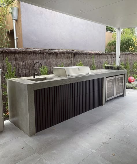 Kitchen Decoration Diy, Concrete Outdoor Kitchen, Small Outdoor Kitchens, Outdoor Bbq Area, Outdoor Kitchen Countertops, Outdoor Barbeque, Modern Outdoor Kitchen, Outdoor Kitchen Decor, Outdoor Kitchen Bars