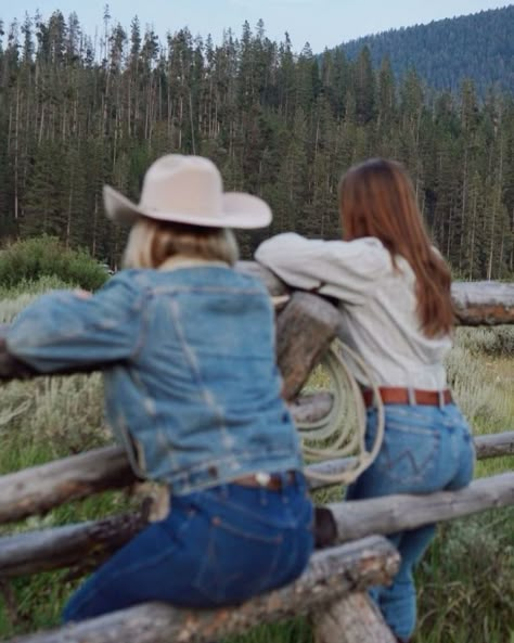 Cowgirl Best Friends, Yellowstone Aesthetic, Yellowstone Ranch, Foto Cowgirl, Western Photoshoot, Cowboy Romance, Western Life, Cowgirl Aesthetic, Cowgirl Boot