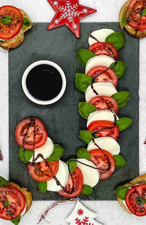 Caprese Candy Cane Appetizer, Mozzarella Tomato Basil Candy Cane, Tomato And Mozzarella Candy Cane, Candy Cane Tomato Mozzarella, Tomato Mozzarella Candy Cane, Sliced Mozzarella Appetizers, Tomato Basil And Mozzarella Appetizers, Candy Cane Mozzarella Tomato, Caprese Wreath Appetizer