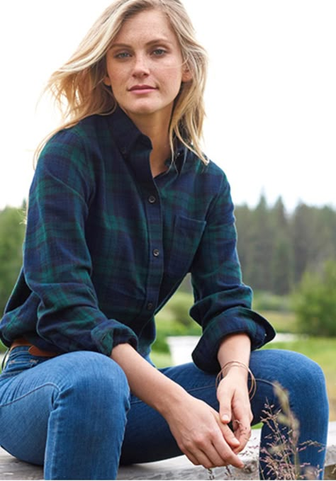 Lesbian Fashion, Farm Clothes, Surfer Girl Style, Scottish Plaid, Women Sweaters Winter, Kinds Of Clothes, Plaid Flannel Shirt, Hiking Outfit, Plaid Flannel