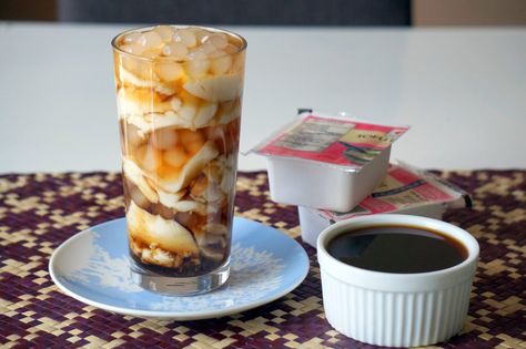 Taho Filipino, Tofu Pudding, Soft Tofu, Tapioca Pearls, Sugar Syrup, Filipino Dishes, Microwave Bowls, Filipino Food, Soft Spot