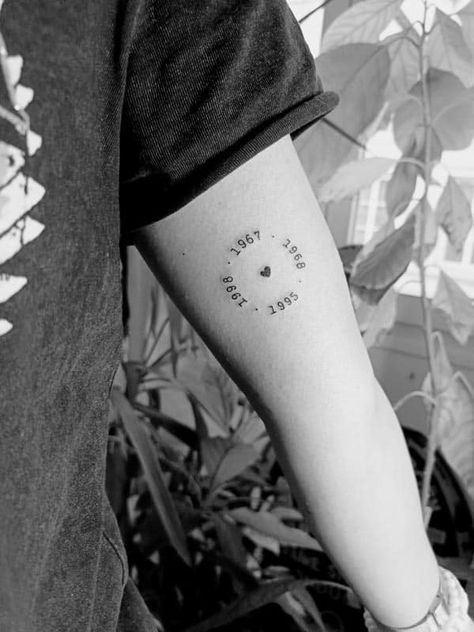 Tatoos Dates Births, Date Circle Tattoo, Family Date Of Birth Tattoos, Dates In Circle Tattoo, Circle Of Dates Tattoo, Birth Years In A Circle Tattoo, Family Birth Dates Tattoo, Dates In A Circle Tattoo, Meaningful Date Tattoos