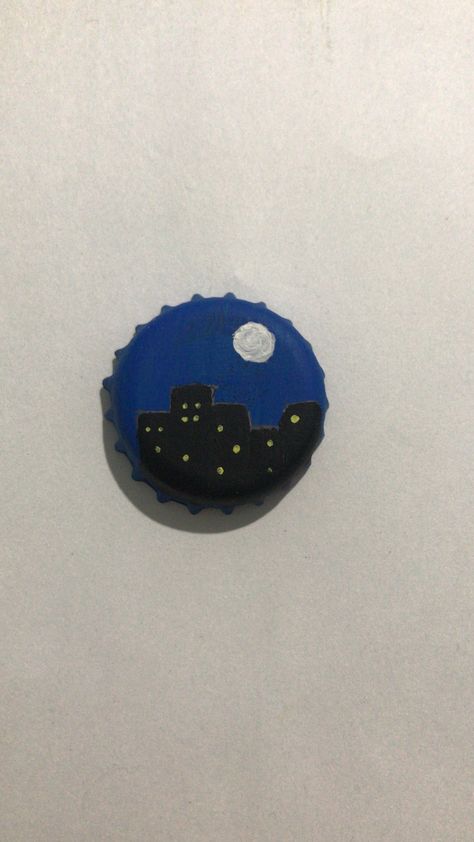 Cap Drawing, Dibujos Toy Story, Profitable Crafts, Bottle Cap Art, Diy Backpack, Backpack Pins, Diy Pins, Diy Bracelet Designs, Custom Buttons