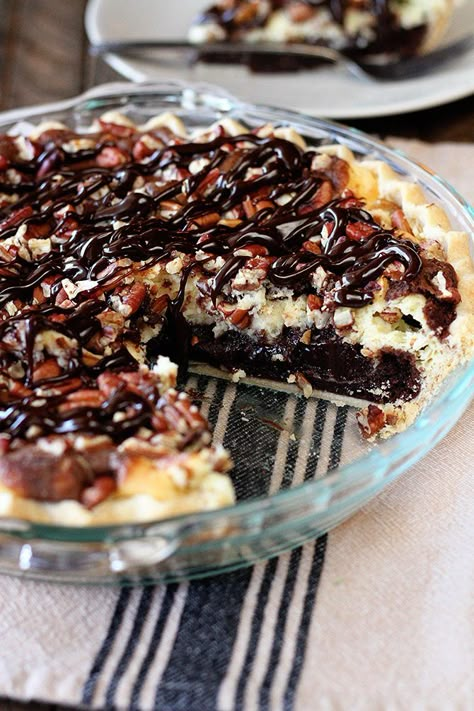 This fudgy top-prize winning Cream Cheese Brownie Pie needs nothing more than an ice-cold glass of milk to make a perfect ending to any meal. @Pillsbury @PillsburyBakeOff #ad Clobber Recipes, Pillsbury Desserts, Cream Cheese Brownie, Brownie Pie Recipe, Easy Recipes Desserts, Cookie Dough Cake, Brownie Pie, Cheese Brownies, Cream Cheese Pie