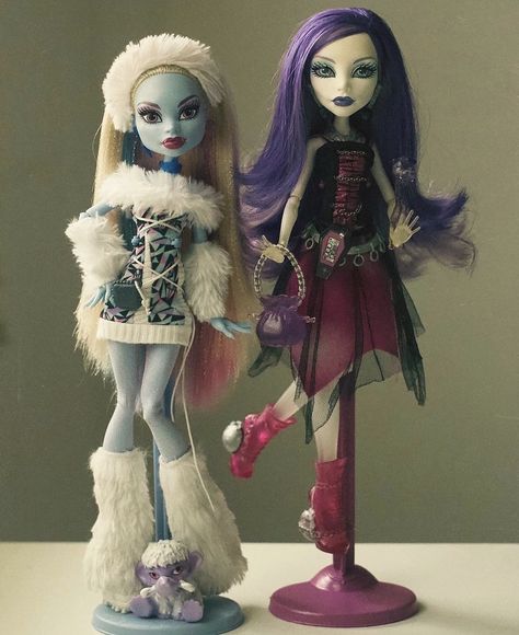 Abbey abominable and Spectra Voltlergiest 💙💜 Abbey Abominable, Arte Monster High, Monster High Pictures, Moster High, Catty Noir, Custom Monster High Dolls, Love Monster, Monster High Art, Monster High Characters