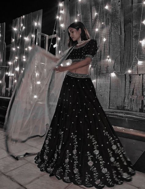 Lehanga For Night Wedding, Black Lengha Outfit Simple, Dark Lengha, Black Aesthetic Lehenga, Indian Lengha Aesthetic, Black Wedding Dress Indian, Black Lehenga Aesthetic, Black Desi Clothes, Black Lehenga Party Wear Indian Weddings