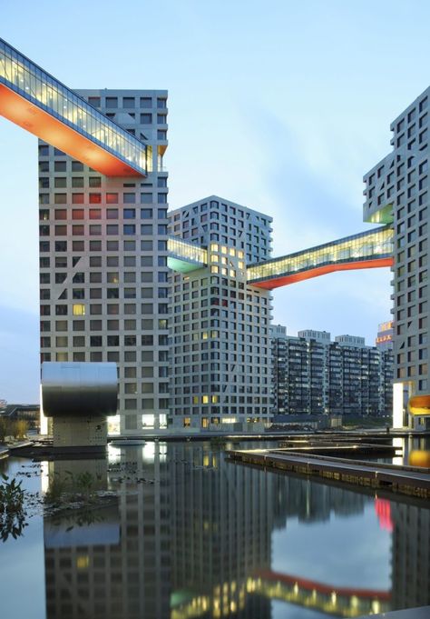 Connecting Buildings, Steven Holl Architecture, Hybrid Architecture, Residential Tower, Sky Bridge, Steven Holl, Famous Architecture, Facade Lighting, Tall Buildings