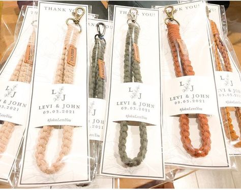 Packing Macrame, Macrame Packaging, Simpul Makrame, Keychain Display, Wedding Thanks, Keychain Craft, Wedding Gifts Packaging, Macrame Wedding, Cosmetic Packaging Design