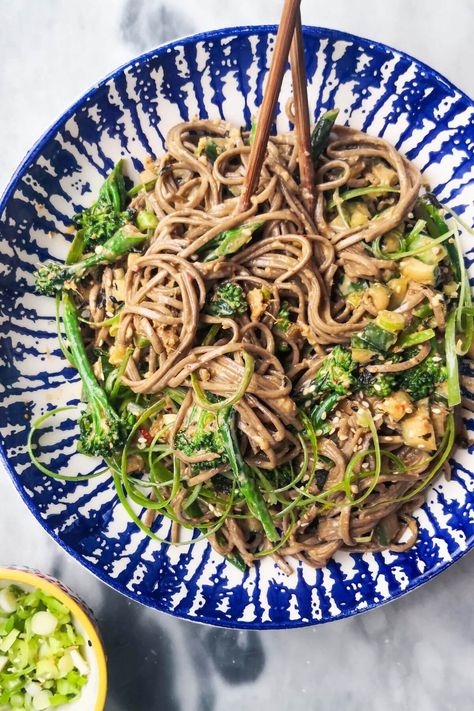 In just 15 minutes, you could be enjoying this DELICIOUS super saucy sesame soba noodle salad. It's a favourite for busy weeknights and meal prep and is easy to adapt to whatever you have in the fridge. Plus, it's gluten-free and vegan. Asian Noodle Salad Recipe, Grilled Chicken Dishes, Recipes Beans, Burger Tacos, Soba Noodles Recipe, Soba Noodle Salad, Noodle Salad Cold, Fried Halloumi, Soba Noodles Salad