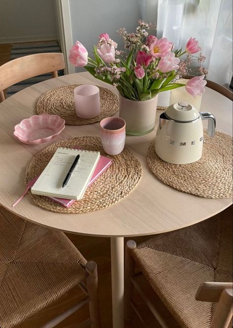 Cute Apartment Aesthetic Pink, Classy Pink Apartment, Appartment Decor Ideas Pink, Girl Flat Decor, Pink Room Apartment, Cutesy Apartment Aesthetic, Girly Aesthetic Apartment, Flower Apartment Aesthetic, Croquette Apartment