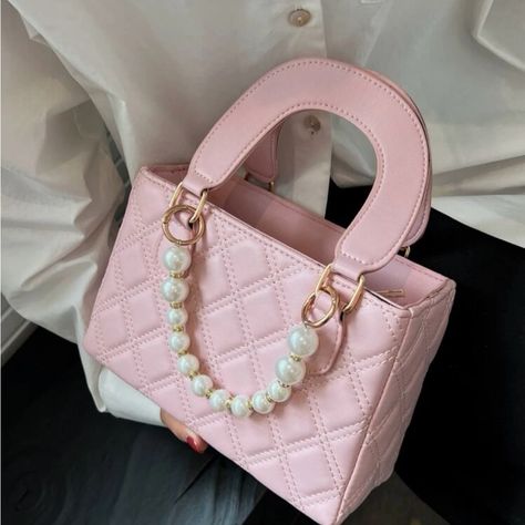 Nah With Pearls Cute Pink Bags, Tas Pink, Classy Purses, Pink Swan, Pink Handbag, Rose Bonbon, Pearl Decor, Pink Handbags, Handbag Patterns