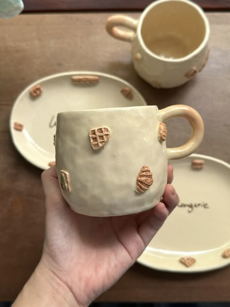 Ceramic Cups Handmade Mugs, Pottery Mugs Ideas, Ceramic Cup Ideas, Coffee Mugs Aesthetic, Cute Ceramics, Mug And Saucer, Ceramica Ideas, Pretty Mugs, Pottery Painting Designs