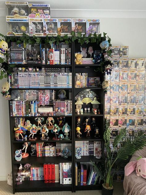 Bedroom Ideas For Anime Fans, Anime House Decor Ideas, Manga Shelf Inspiration, Bedroom Inspirations Anime, Anime Manga Aesthetic Room, Anime Bookshelf Ideas, Anime Bedroom Ideas For Small Rooms, Anime Living Room Ideas, Bedroom Anime Ideas