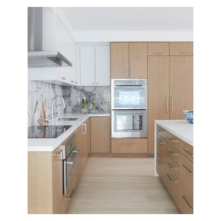 Fresh Luxury in a Spacious Condo - Contemporary - Kitchen - Toronto - by Condovate Interiors Inc. | Houzz Euro Kitchen Cabinets, Flat Panel Kitchen Cabinets, Natural Wood Kitchen Cabinets, Slate Backsplash, White Wood Kitchens, Minimal Kitchen Design, Light Wood Kitchens, Solid Wood Kitchen Cabinets, Natural Wood Kitchen