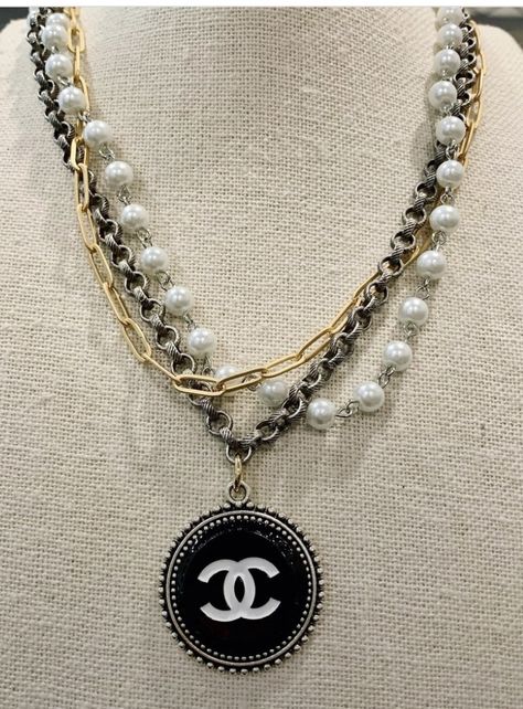 How To Wear Pearls, Repurposed Necklace, French Women Style, Real Pearl Necklace, Chanel Outfit, Pearl Vintage, Chanel Style, Wear Pearls, Button Necklace