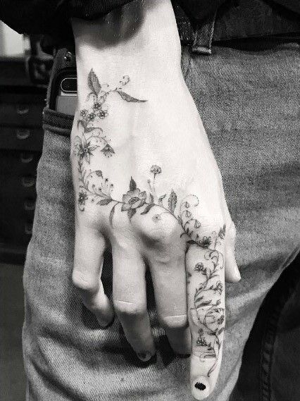 Floral hand tattoo Tattoo Main, Flower Vine Tattoos, Cool Finger Tattoos, Herren Hand Tattoos, Simple Hand Tattoos, Henne Tattoo, Dr Woo, La Tattoo, Hand And Finger Tattoos