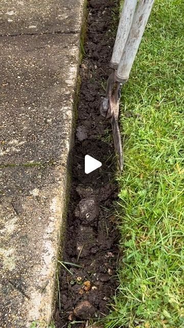 Acres Lawn Care on Instagram: "How to get a perfect straight edge using a scaffold plank. #satisfying #satisfyingvideos #howto #gardeninglife #spring #straight #edge #amazing #itreallyworks #instagram #smart #looksgood #follow #creative #tools #wood" Shed Edging Ideas, Landscaping Around Sidewalk, Wood Edging Ideas, Easy Landscape Edging Ideas, Backyard Edge Landscaping, Natural Edge Landscaping, Lawn Edge Ideas, Concrete Edging Landscape, Yard Edging Ideas