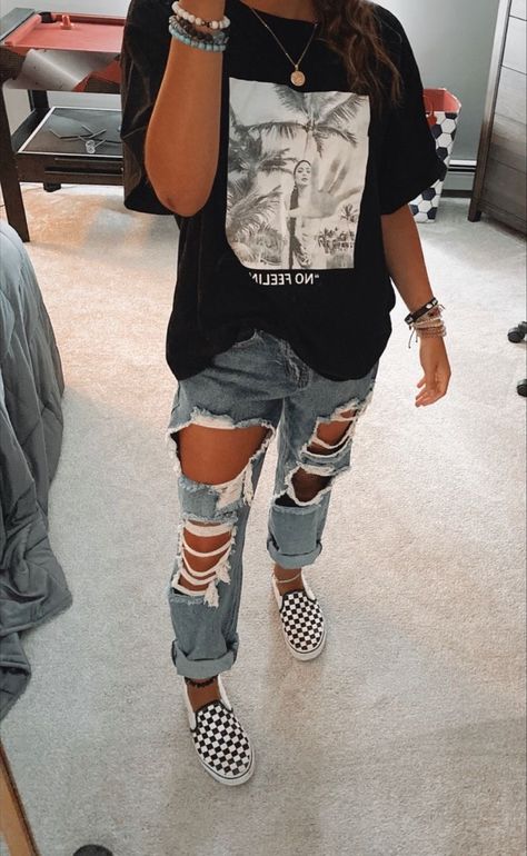 Tomboy Leggings Outfit, Tshirt And Ripped Jeans Outfit, Vans Tshirt Outfits, Outfit Ideas With Vans Shoes, Edgy Rock Concert Outfit, Rock Show Outfit Summer, Alternative Boho Outfits, Summer Date Night Outfit Ideas, 200lbs Women Outfit