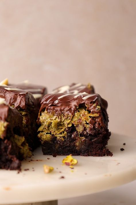 Pistachio Chocolate Brownie (Viral Dubai Chocolate Bar Inspired) Healthy Protein Desserts, Middle Eastern Sweets, Dubai Chocolate, Rocky Road Recipe, Pistachio Chocolate, Pistachio Dessert, Pistachio Recipes, Pistachio Butter, Sweet Dishes Recipes