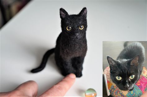 A needle felted black cat based on the inset image. #JanetsNeedleFelting #petlossgift #crafts #catlovers #arts #needlefelting #needlefeltedcat #blackcat Felted Knitting, Felt Pets, Needle Felting Diy Tutorials, Cat Felt, Felted Toys, Felt Animal Patterns, Needle Felted Cat, Needle Felting Diy, Felting Ideas