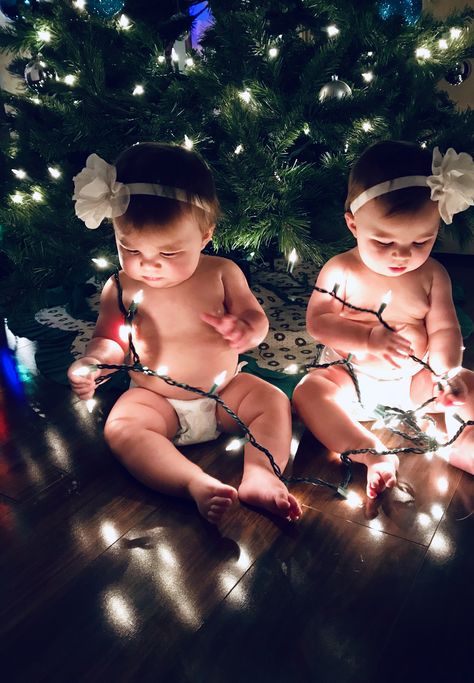 Twin Christmas Pictures, Twin Birthday Pictures, Baby Christmas Photoshoot, Baby Holiday Photos, Newborn Christmas Photos, Christmas Baby Pictures, The Babysitter, Twin Photography, Baby Christmas Photos