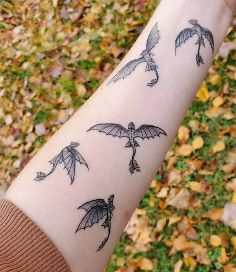 Small Toothless Dragon Tattoo, Toothless Dragon Tattoo, Httyd Tattoo, Dragon Tattoo Simple, Toothless Tattoo, Palm Mehndi, Maching Tattoos, Dna Tattoo, Small Dragon Tattoos