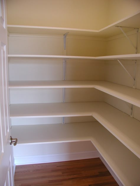 Walk in pantry, simple but ideal Diy Kast, Wood Closet Shelves, Diy Closet Shelves, Farmhouse Pantry, Pantry Room, Pantry Remodel, Pantry Shelving, Linen Cupboard, Diy Pantry