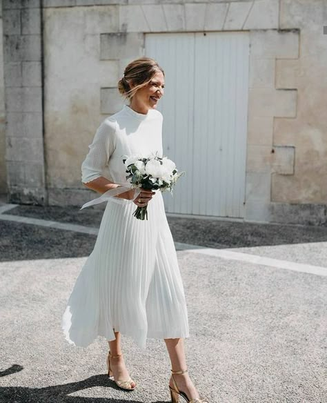 07 a casual wedding look with a neutral plain turtleneck top and a pleated white midi plus gold shoes - Weddingomania Casual Bride, Simple Elegant Wedding Dress, Simple Lace Wedding Dress, Summer Wedding Dress Beach, Midi Wedding Dress, Outdoor Wedding Dress, High Neck Wedding Dress, Wedding Dresses Cinderella, Bohemian Summer