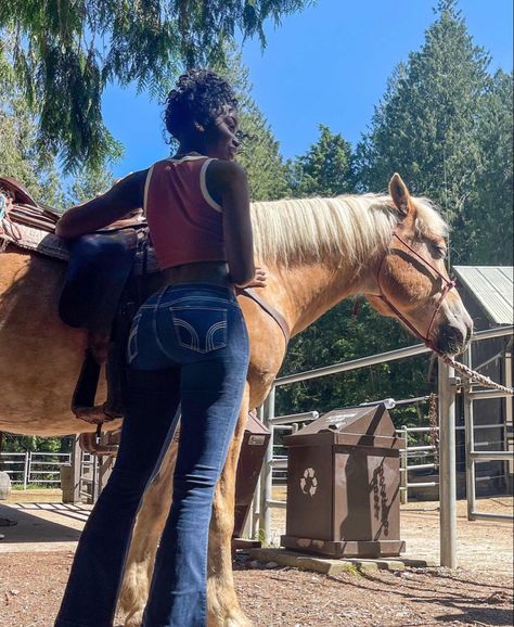 Hoedown Throwdown, Boho Western Outfits, Country Festival Outfit, Country Club Outfit, Country Girl Aesthetic, Girl And Horse, Black Cowboys, Black Cowgirl, Southern Women