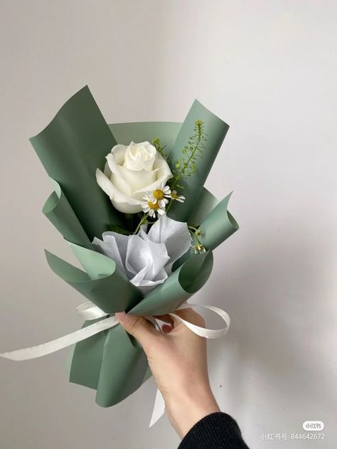 Single Bouquet, Small Bouquet Of Flowers, Single Flower Bouquet, Diy Bouquet Wrap, Fleurs Diy, Flower Bouquet Diy, Boquette Flowers, Flower Gift Ideas, Bouquet Flower